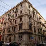 Sul lato opposto della strada, ad angolo con via Vito Nicola de Nicol�, notiamo invece Casa De Grecis (1927) costruita sempre dagli omonimi fratelli